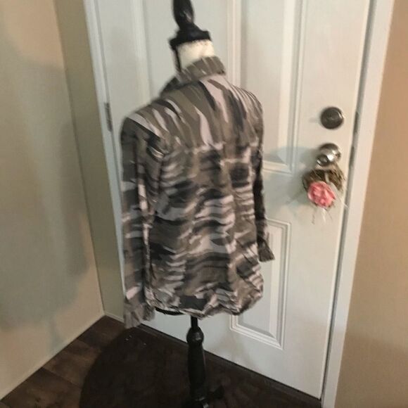 Style Envy Camouflage Green Button Up Blouse Small - Picture 8 of 16